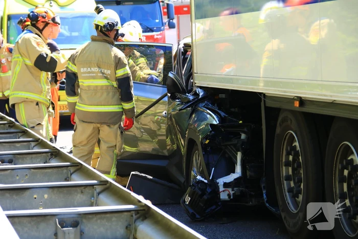 Automobilist botst achterop trailer van vrachtwagen