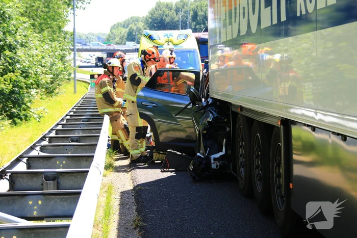 Automobilist botst achterop trailer van vrachtwagen