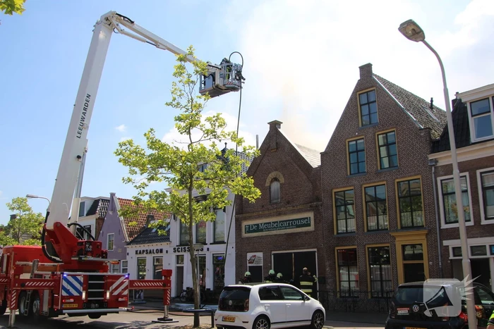 Veel rook bij brand in dak van Meubelcarrousel