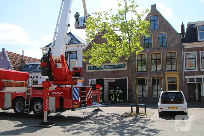 Veel rook bij brand in dak van Meubelcarrousel