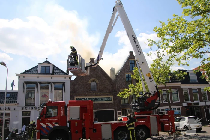 Veel rook bij brand in dak van Meubelcarrousel
