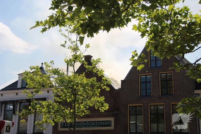 Veel rook bij brand in dak van Meubelcarrousel