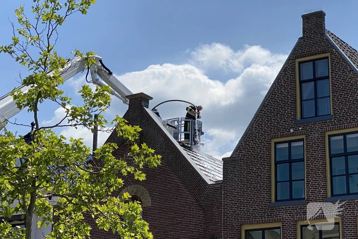 Veel rook bij brand in dak van Meubelcarrousel