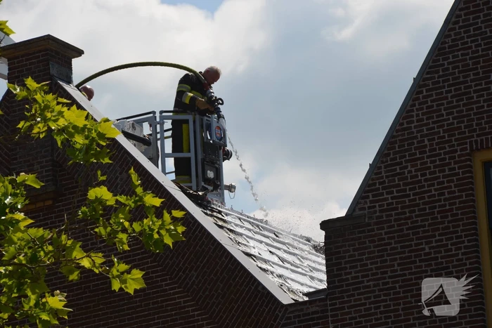 Veel rook bij brand in dak van Meubelcarrousel