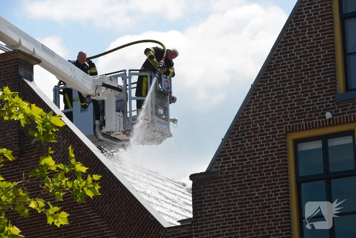 Veel rook bij brand in dak van Meubelcarrousel
