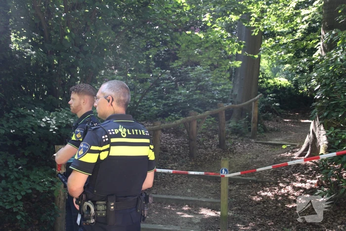 Persoon onder verdachte omstandigheden aangetroffen in bos