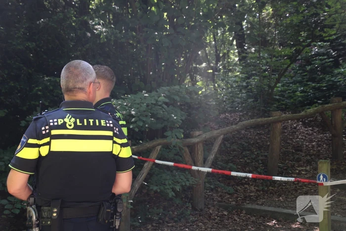 Persoon onder verdachte omstandigheden aangetroffen in bos
