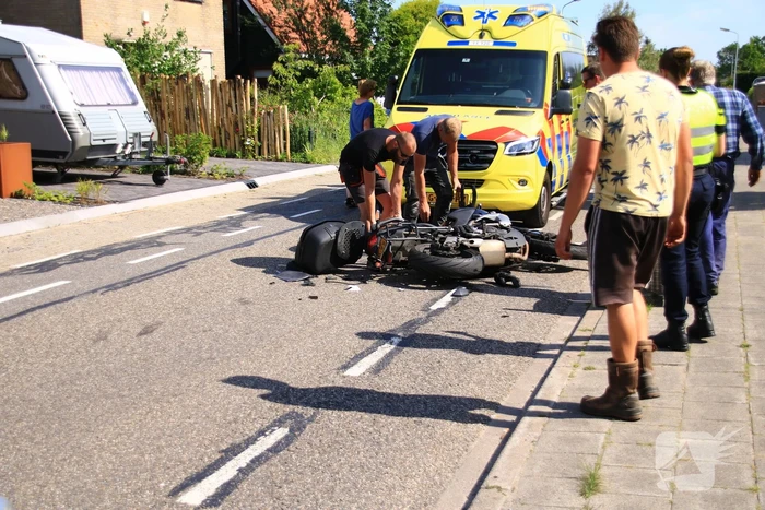 Motorrijder geschept door personenauto