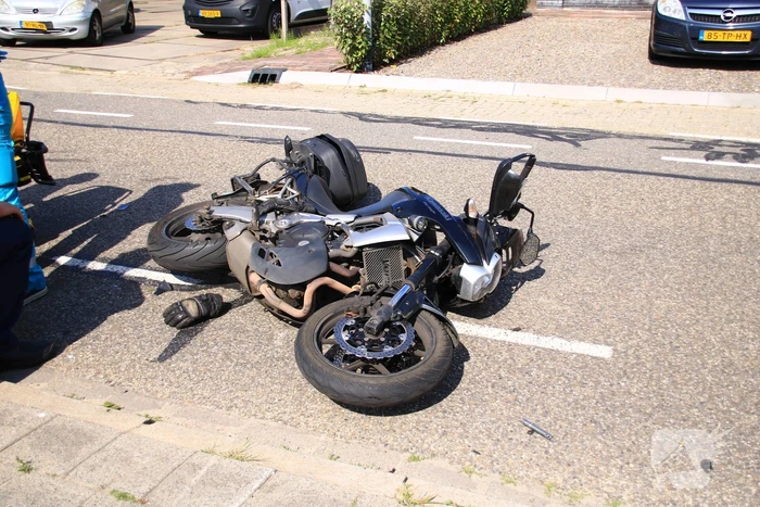 Motorrijder geschept door personenauto