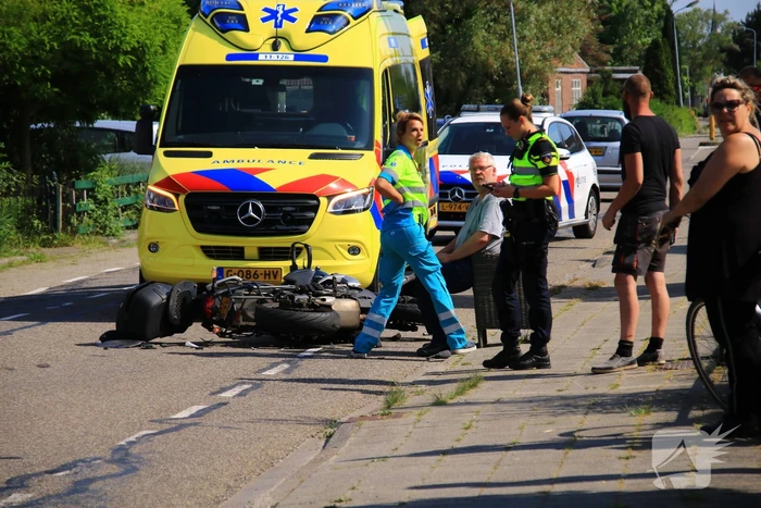 Motorrijder geschept door personenauto