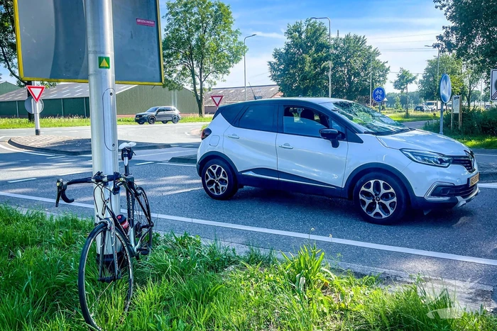 Wielrenner geschept door personenauto