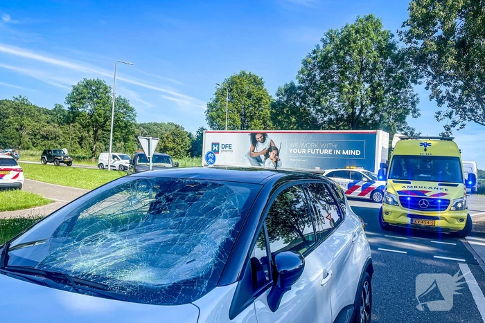 Wielrenner geschept door personenauto