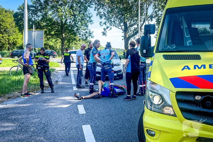 Wielrenner geschept door personenauto
