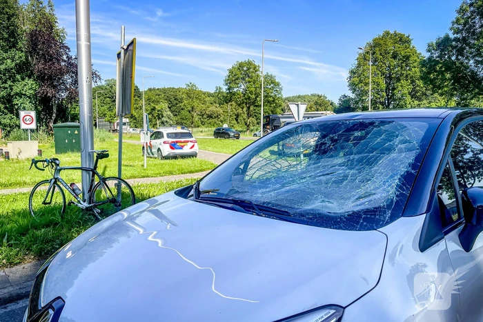 Wielrenner geschept door personenauto