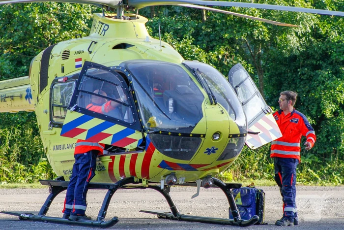 Traumahelikopter landt bij manege