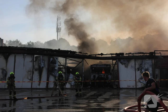Uitslaande brand in loods transportbedrijf