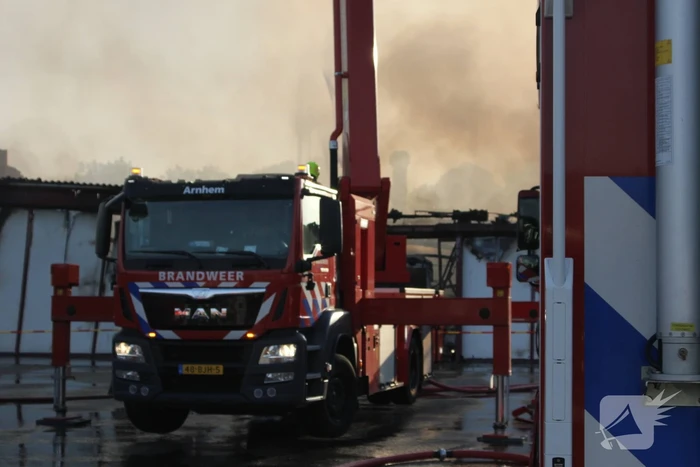 Uitslaande brand in loods transportbedrijf