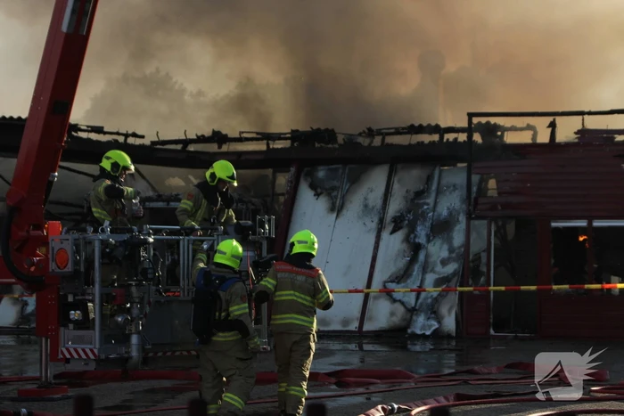 Uitslaande brand in loods transportbedrijf