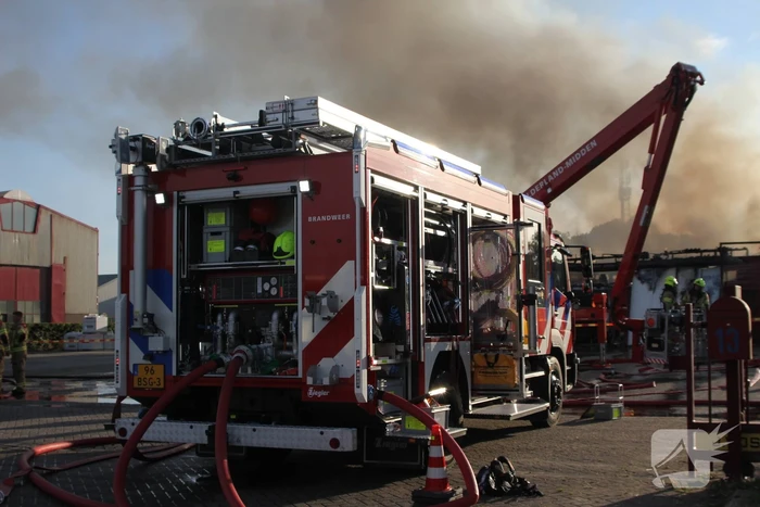 Uitslaande brand in loods transportbedrijf