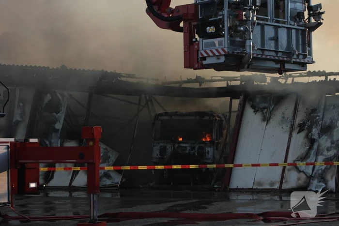 Uitslaande brand in loods transportbedrijf