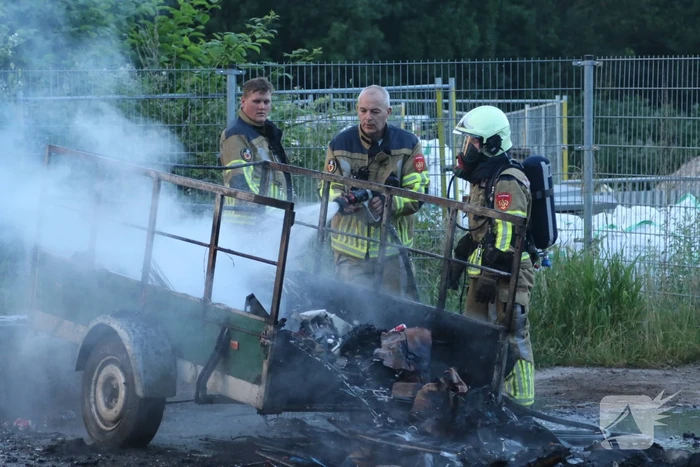 Aanhanger zwaar beschadigd vanwege brand