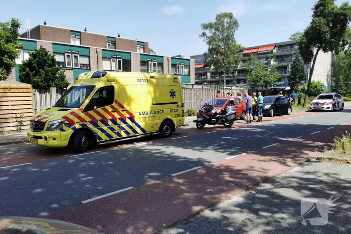 Fietser botst tegen autoportier