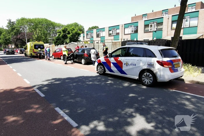 Fietser botst tegen autoportier