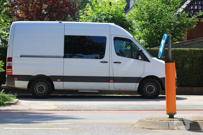 Politieagent zwaargewond bij botsing met auto