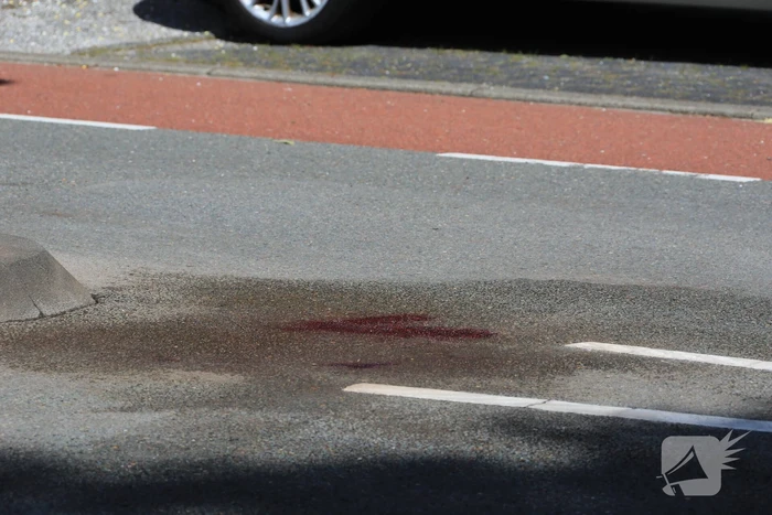 Politieagent zwaargewond bij botsing met auto