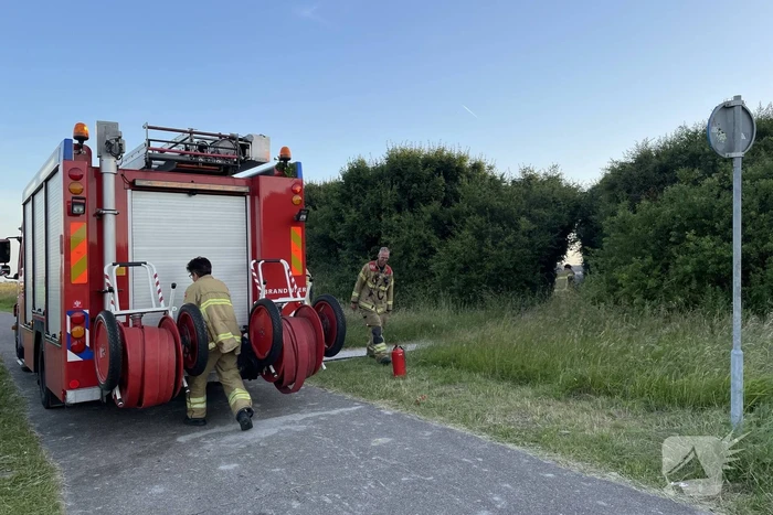 Stapel reclamefolders in brand gestoken