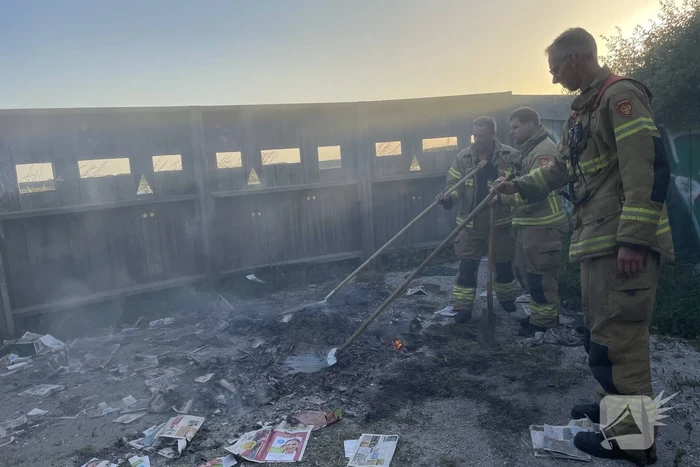 Stapel reclamefolders in brand gestoken