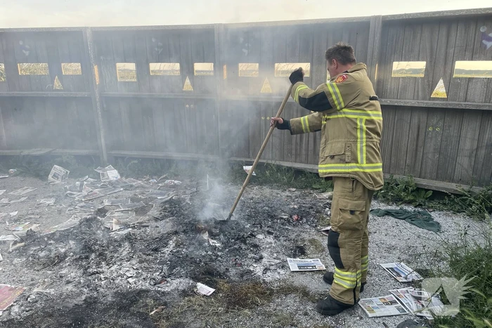 Stapel reclamefolders in brand gestoken