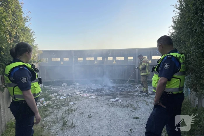 Stapel reclamefolders in brand gestoken