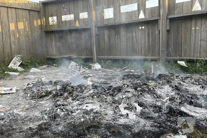Stapel reclamefolders in brand gestoken