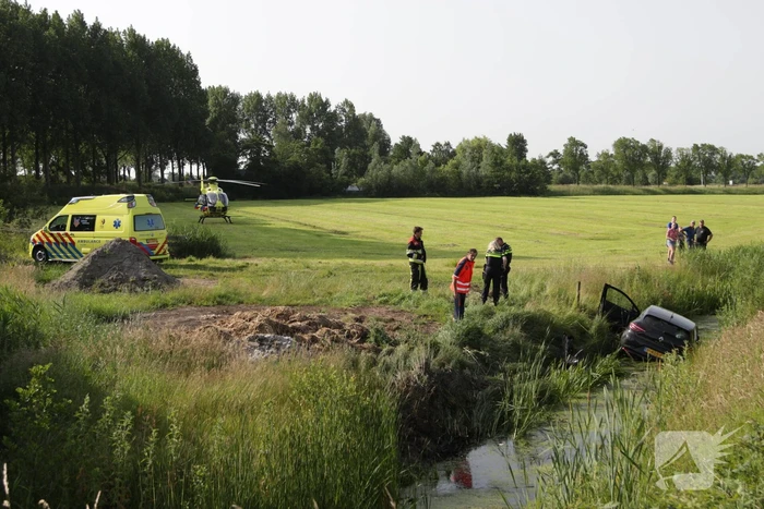 Gewonde nadat auto in sloot belandt