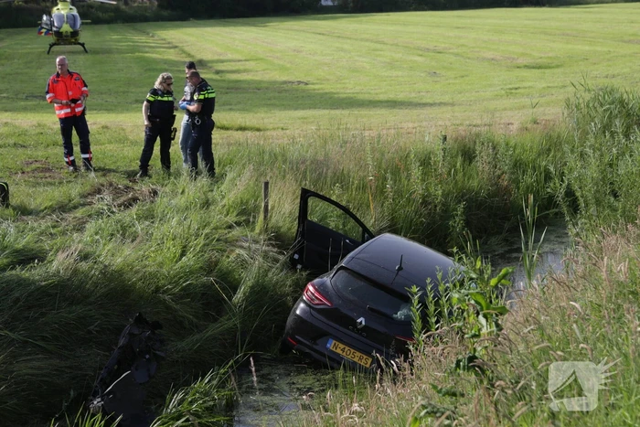 Gewonde nadat auto in sloot belandt