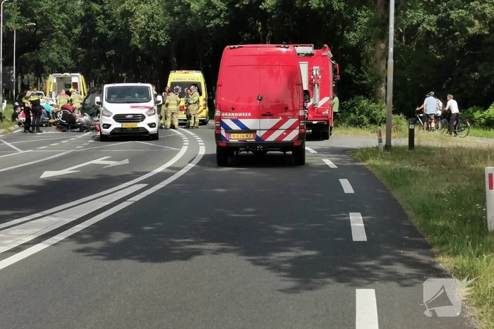 Ongeval tussen voertuigen en motoren