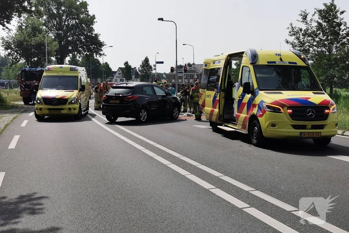 Ongeval tussen voertuigen en motoren