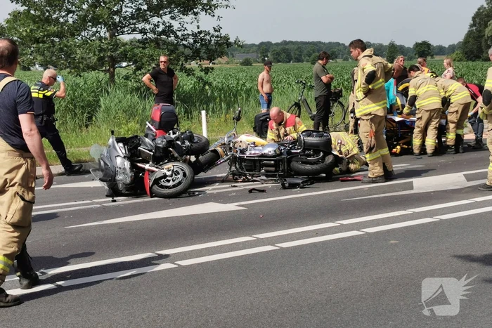 Ongeval tussen voertuigen en motoren