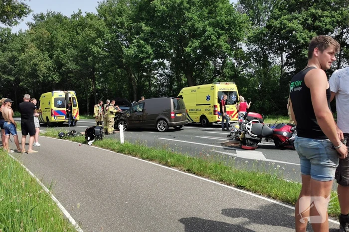 Ongeval tussen voertuigen en motoren
