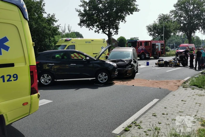 Ongeval tussen voertuigen en motoren