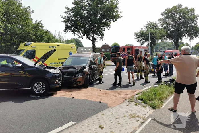 Ongeval tussen voertuigen en motoren
