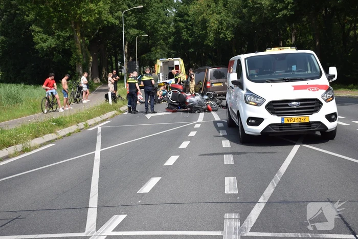 Ongeval tussen voertuigen en motoren