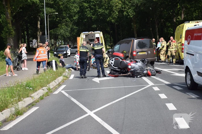 Ongeval tussen voertuigen en motoren