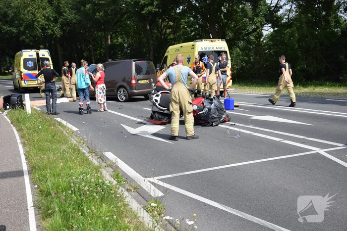 Ongeval tussen voertuigen en motoren