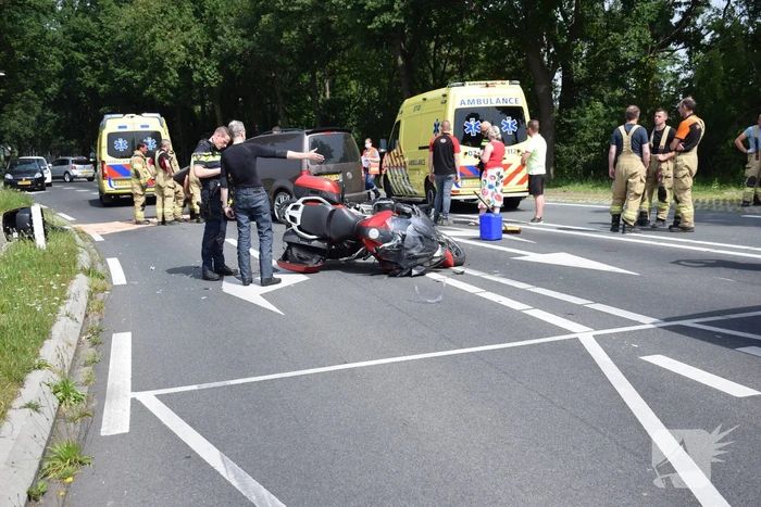 Ongeval tussen voertuigen en motoren