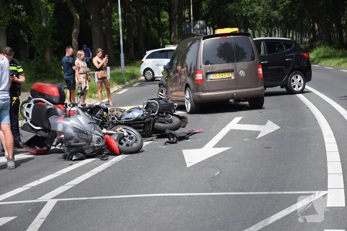 Ongeval tussen voertuigen en motoren