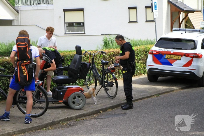 Fietser en bestuurster scootmobiel in botsing