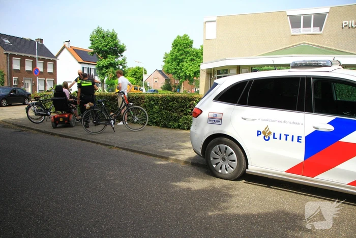 Fietser en bestuurster scootmobiel in botsing