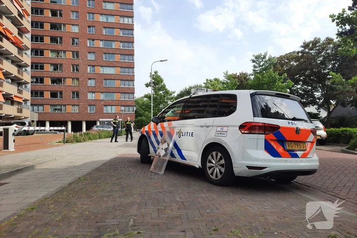 Persoon met verward gedrag gooit spullen van flat